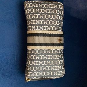 Great shape Tory Burch wallet!! Lots of life left!